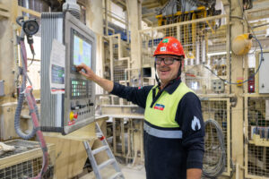 Man in alle juiste persoonlijke beschermingsmiddelen werkend in de productie van Calduran