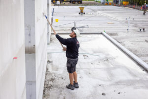 Man werkt op de bouwplaats aan een kalkzandsteenwand.