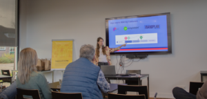 Medewerker van Calduran, vrouw, legt met een presentatie uit hoe BIM werkt bij Calduran. BIM staat voor Bouw Informatiemodel.