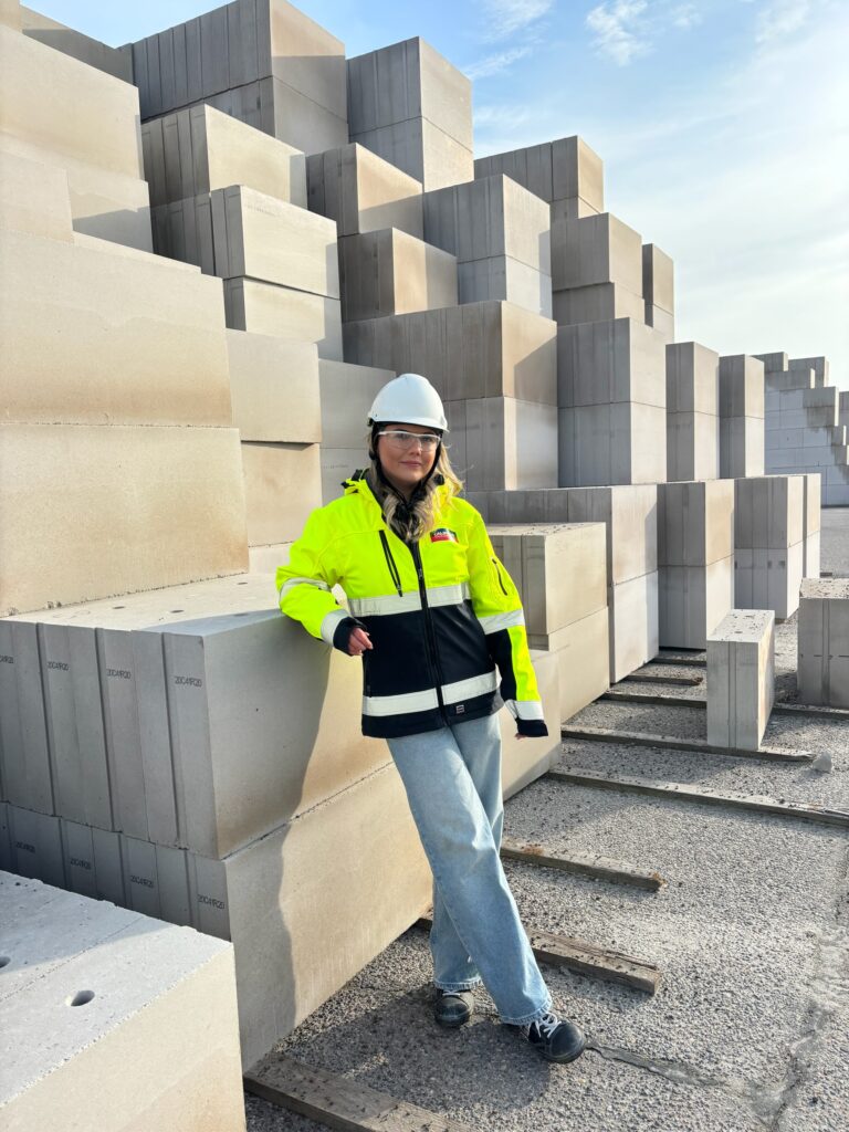 Christianne staat voor blokken kalkzandsteen