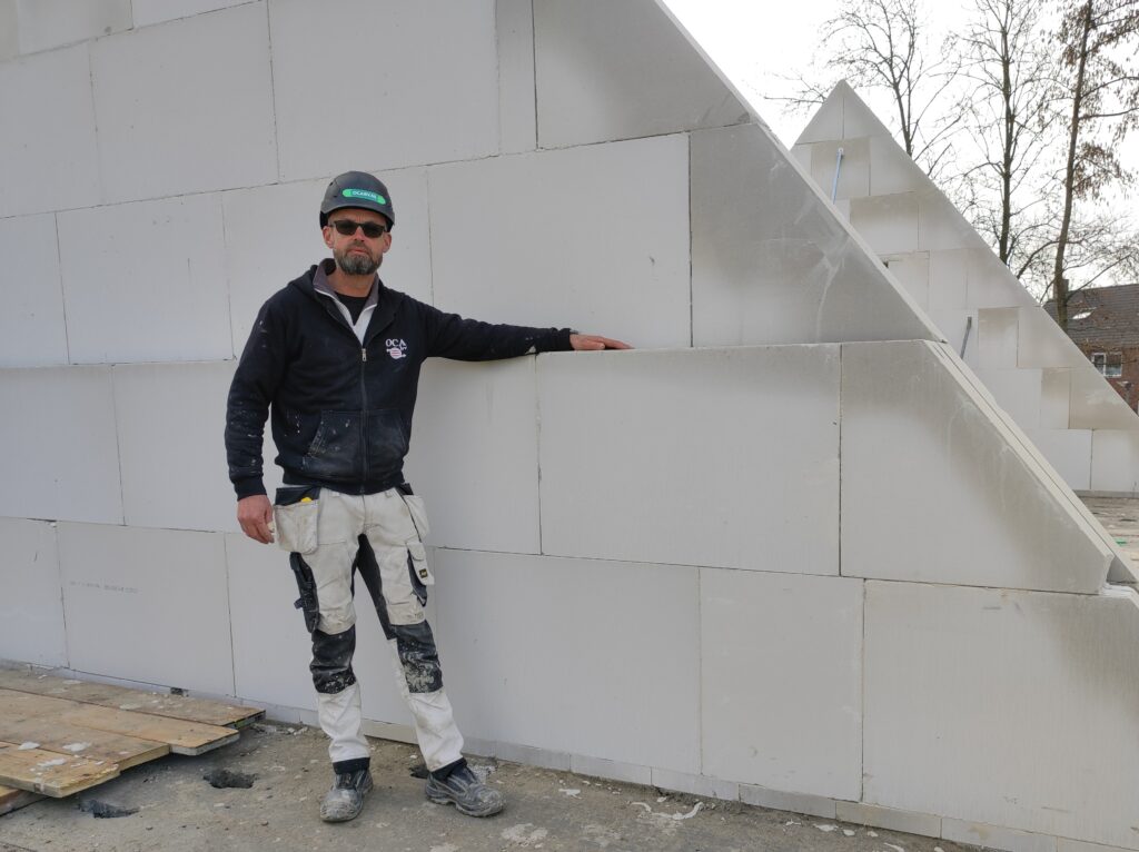 Peter voor gelijmde muur in Nietap