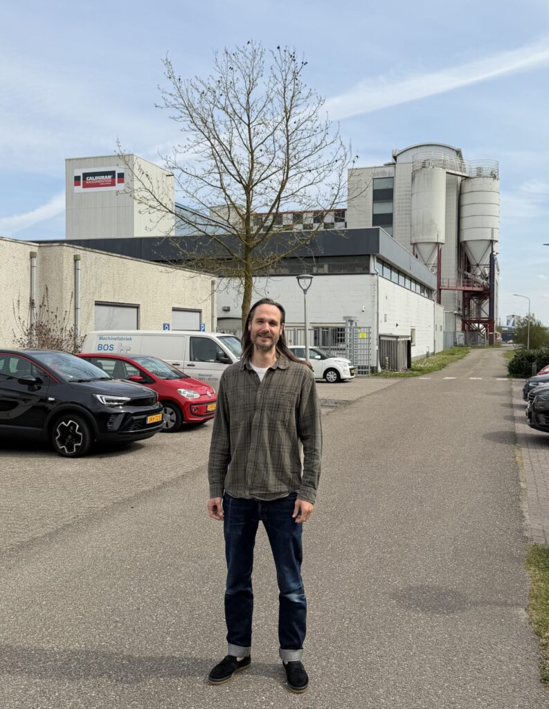 Marien op parkeerplaats voor fabriek