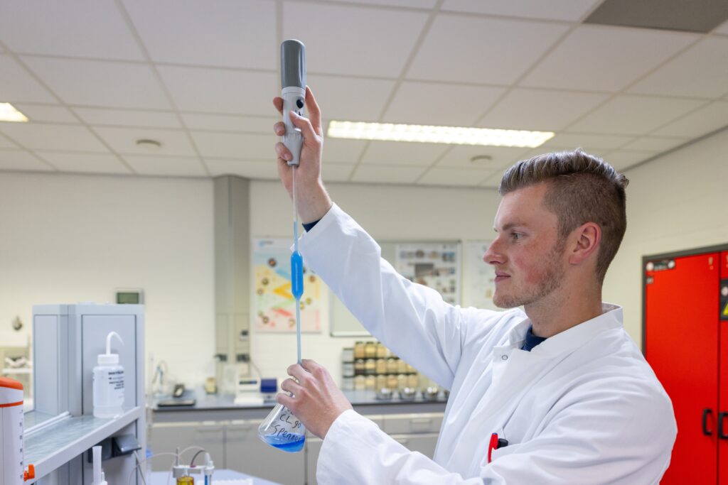 Jesmer in laboratorium