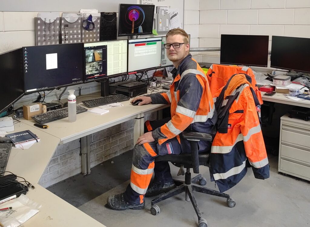 Stephan achter computers