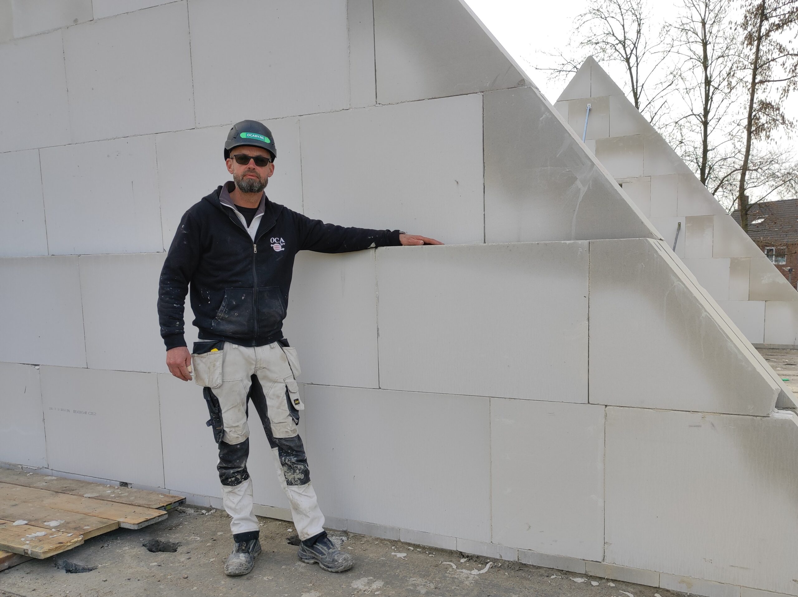 Peter voor gelijmde muur in Nietap