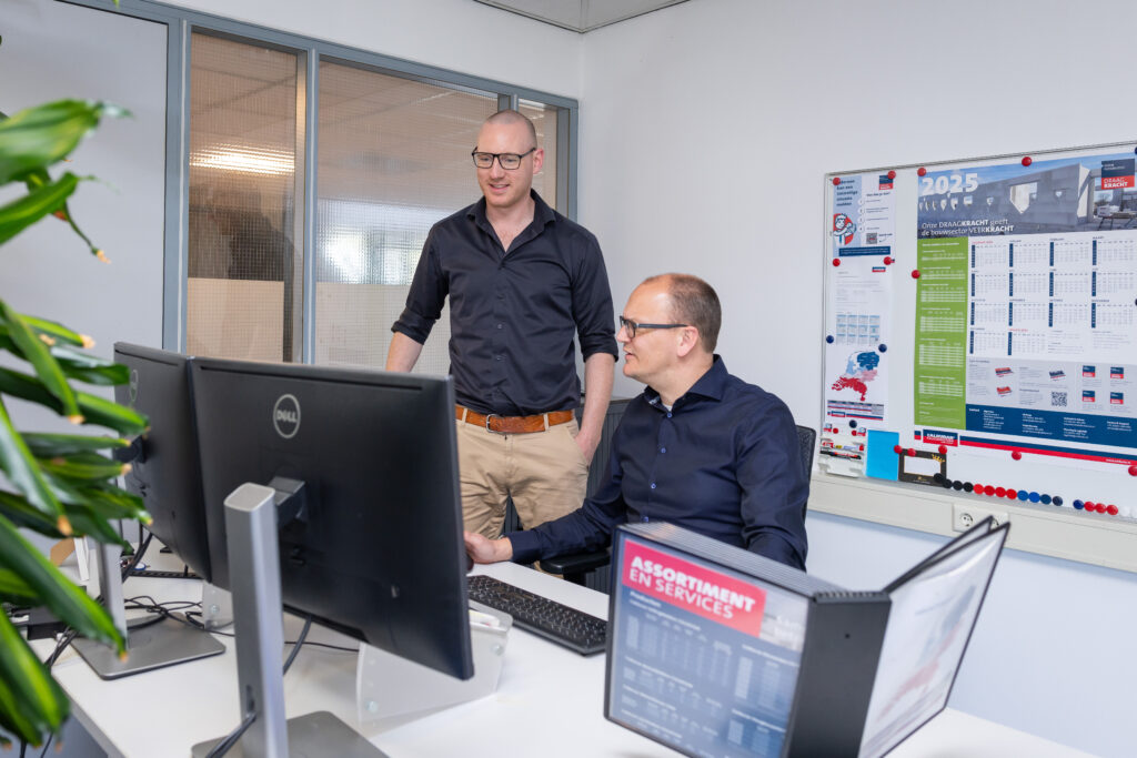 collegas kijken samen naar scherm