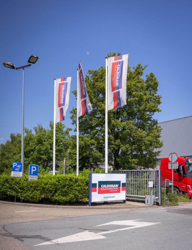 Calduran vlaggen bij hoofdingang Harderwijk