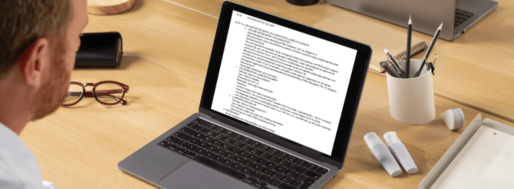 Man kijkt op laptop naar de toegestuurde bestektekst.
