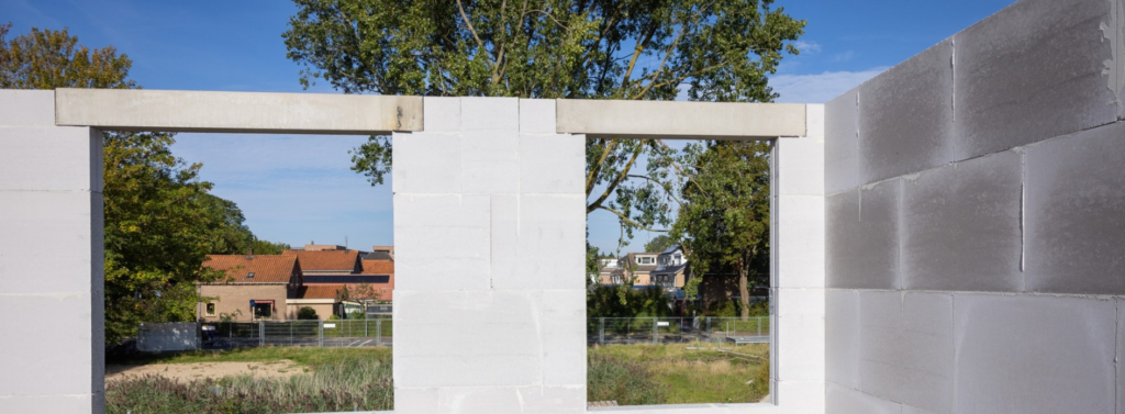 Lateiservice op de bouwplaats gebruikt bij raamkozijnen.