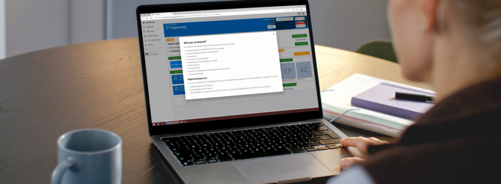 Klant aan het werk met de service PlanXchange op de laptop.