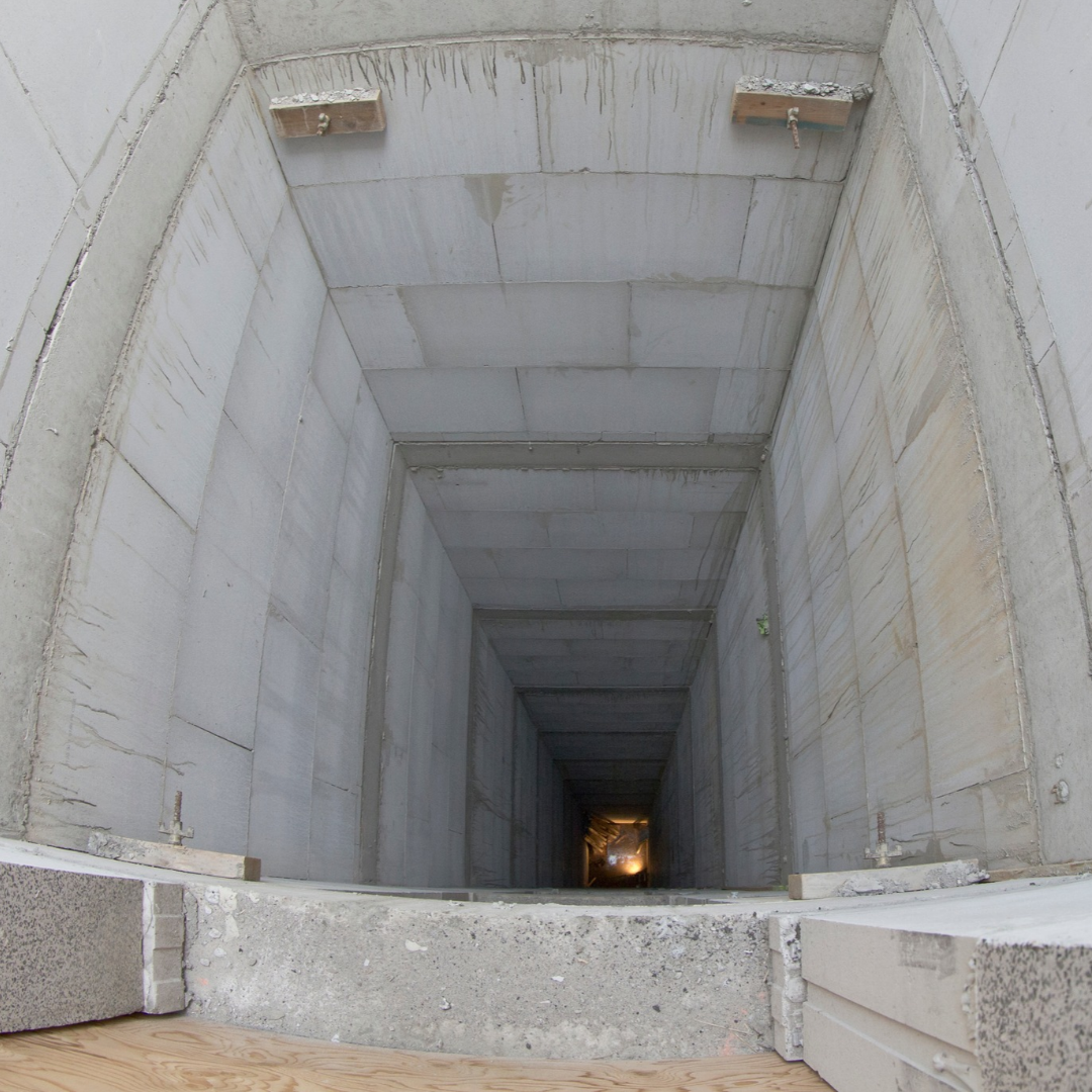 Liftschacht uitgevoerd in hoogbouwelementen.